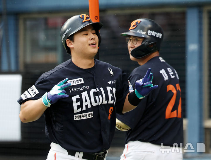 한 시즌에 10<b>연승</b>만 두 번…역사 쓰는 한화의 무서운 선두 질주