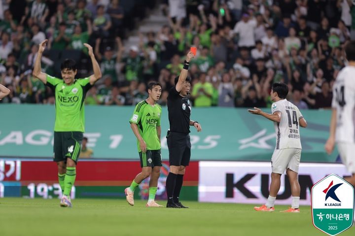 K리그1 선두 <b>전북</b>, 10명 뛴 <b>강원</b> 2-0 꺾고 19<b>경기</b> 무패행진