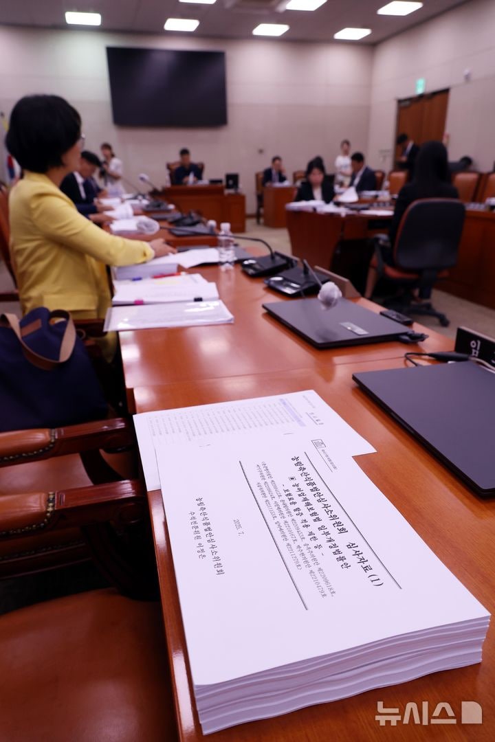 '과잉생산 쌀 매입' <b>양곡</b><b>법 여야 합의</b>로 농해수위 소위 통과