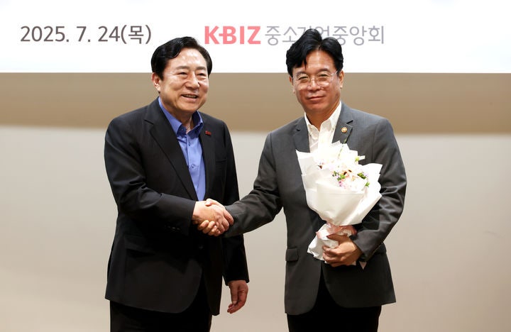 고용<b>장관</b> 만난 김기문 회장…"<b>노사</b> 윈윈하는 정책 중요"