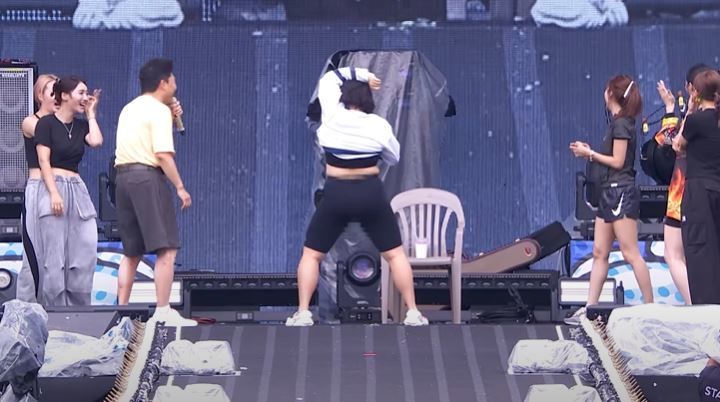 <b>이수지</b> 상의 탈의에 섹시댄스까지…결국 모자이크 처리