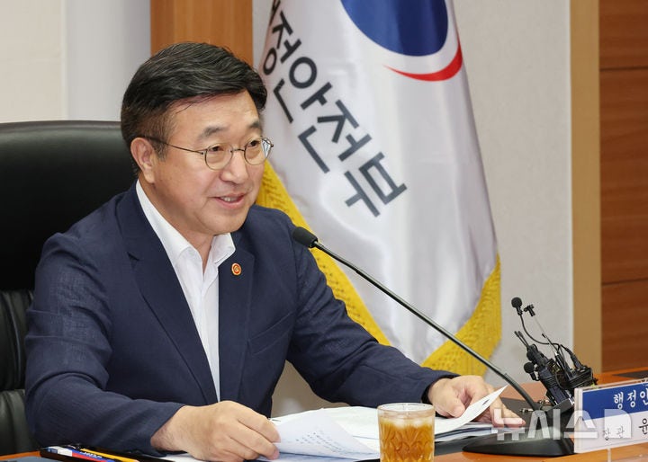 행안장관 "<b>소비쿠폰</b>, 취약계층 노출 없도록"…<b>현장 점검</b>도(종합)