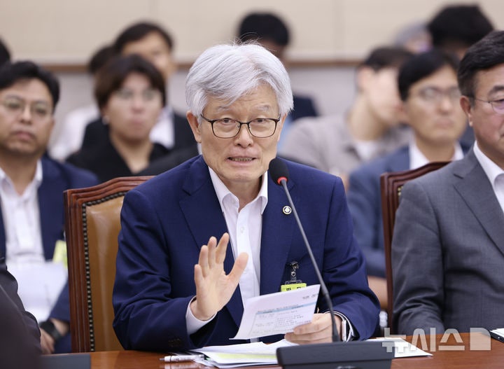 "박원순 깨끗" "문재인 XX" 최동석 인사처장…사과에도 자질 <b>논란</b> 계속