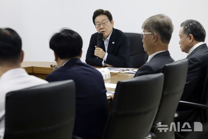 <b>산업재해 근절</b> 간담회 질문하는 <b>이재명</b> 대통령