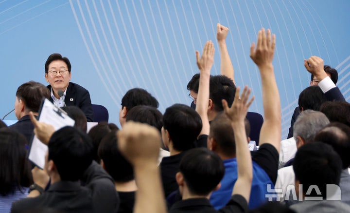 이 <b>대통령</b>, <b>부산</b> 찾아 "해수부 신속 이전…공무원들에겐 특별한 보상"(종...