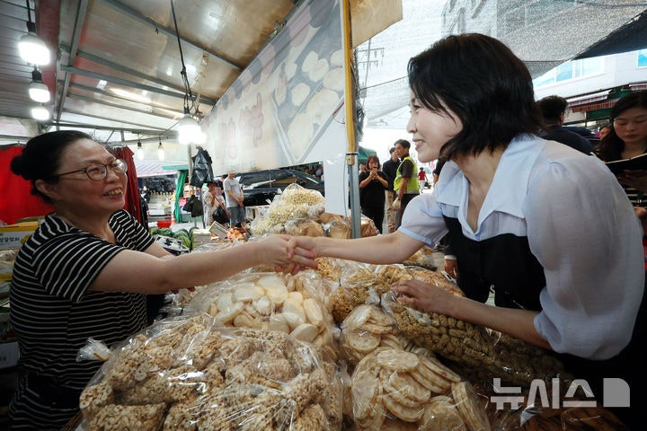 <b>김혜경 여사</b>, 계양 전통시장 방문…<b>소비쿠폰</b>으로 먹거리·생필품 구매