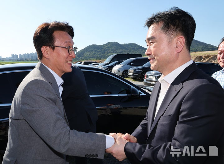 김종민 의원과 악수하는 <b>김민석 총리</b>
