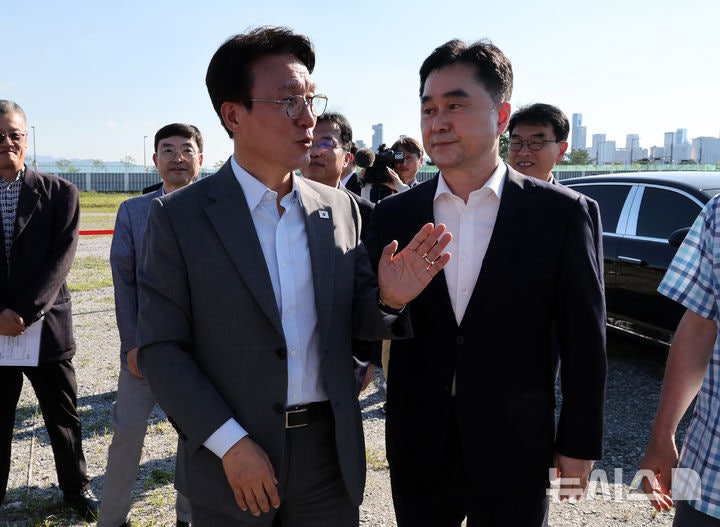 김종민 의원과 대화하는 <b>김민석 총리</b>