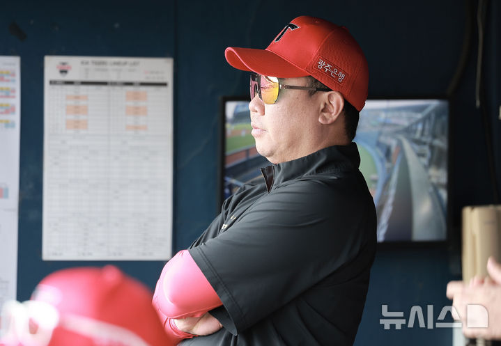 KIA <b>이범호 감독</b>, 주루 방해 판정에 격렬 항의…퇴장 조치