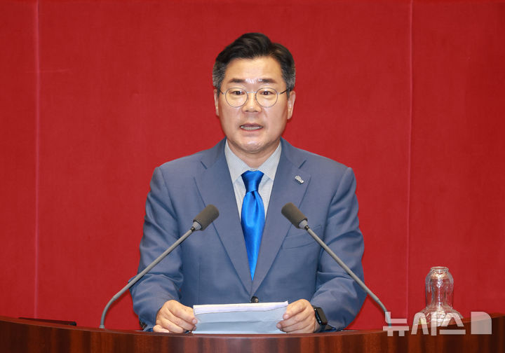 [서울=뉴시스] 고승민 기자 = 박찬대 더불어민주당 대표 후보가 23일 서울 여의도 국회에서 열린 제427회 국회(임시회) 제2차 본회의에서 5분 자유발언을 하고 있다. 2025.07.23. kkssmm99@news