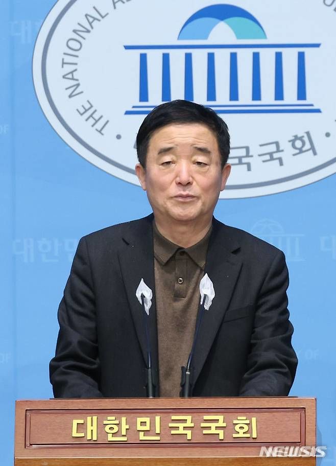[안양=뉴시스] [서울=뉴시스] 조성봉 기자= 강득구 더불어민주당 의원이 19일 오전 서울 여의도 국회 소통관에서 의대 정원 관련 설문조사 결과를 발표하고 있다. 2024.02.19. suncho21@newsis.c