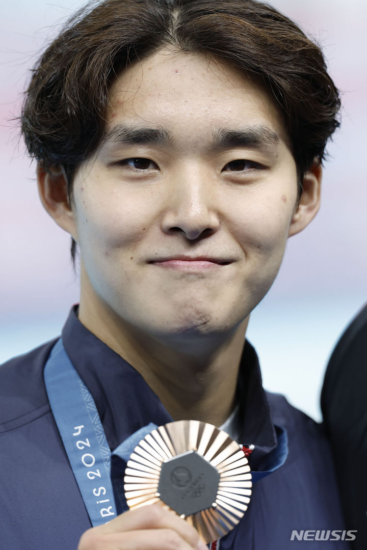 '<b>세계</b><b>선수권</b> 2연속 <b>메달</b>' <b>김우민</b>, 올림픽 금<b>메달</b> 꿈 향해 '힘차게 전진'