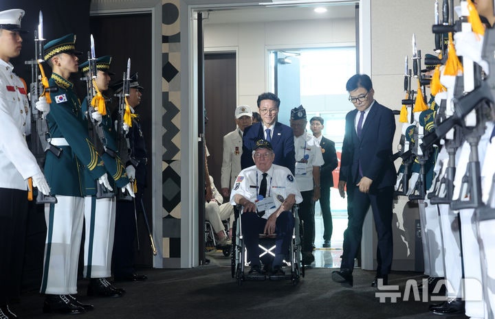 유엔<b>참전용사</b>와 입장하는 <b>김민석 총리</b>