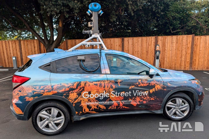 [캘리포니아=AP/뉴시스] 구글이 디지털 지도에 포함된 수많은 장소를 주기적으로 촬영하기 위해 사용하는 차량 중 하나가 캘리포니아 주 팔로알토에 위치한 '스트리트뷰 차고지(Street View Garage)'에서 잠