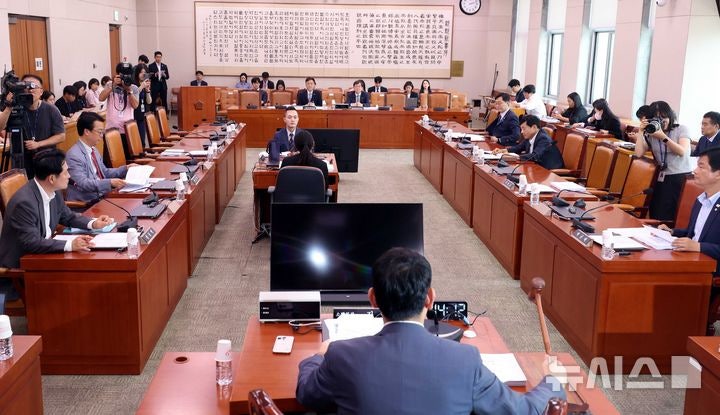 與 "직접수사권 <b>검찰</b>에 꼭 없어도" 野 "막강한 <b>국수위</b> 우려"