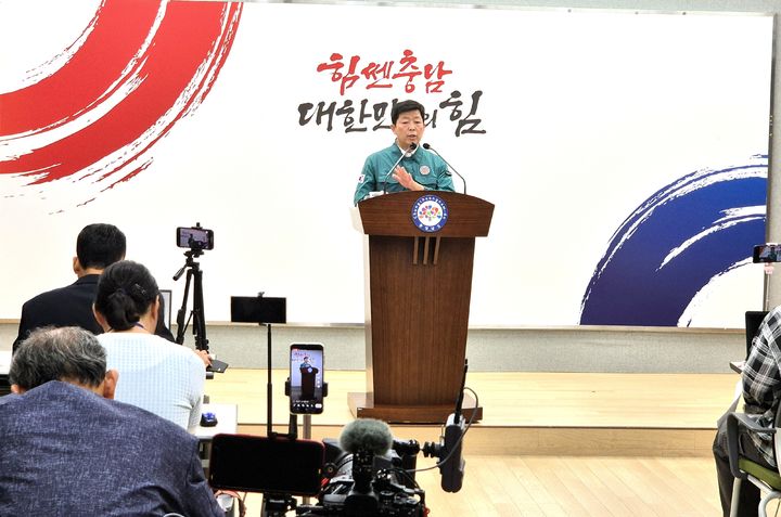 [홍성=뉴시스] 박정주 충남도 행정부지사가 28일 도청 프레스센터에서 호우 피해 특별지원금 지급 방침에 대한 기자회견을 갖고 있다.  *재판매 및 DB 금지