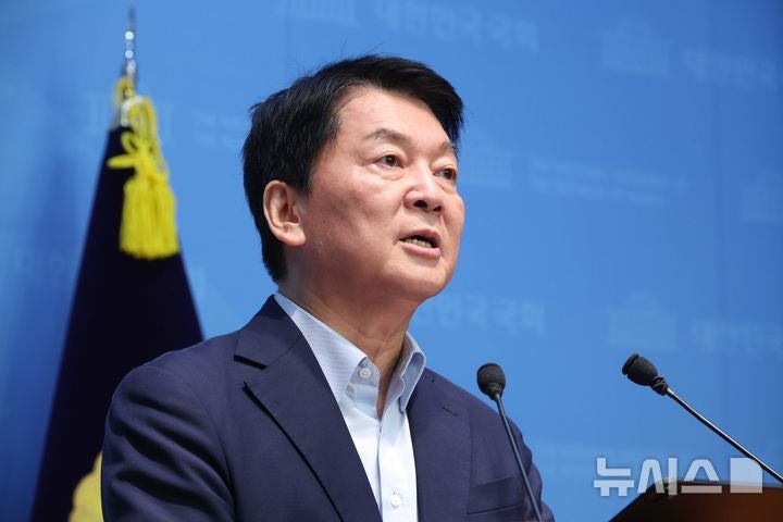 <b>안철수</b> "李에 대통령직 헌납한 김문수, 스스로 거취 결정해야"