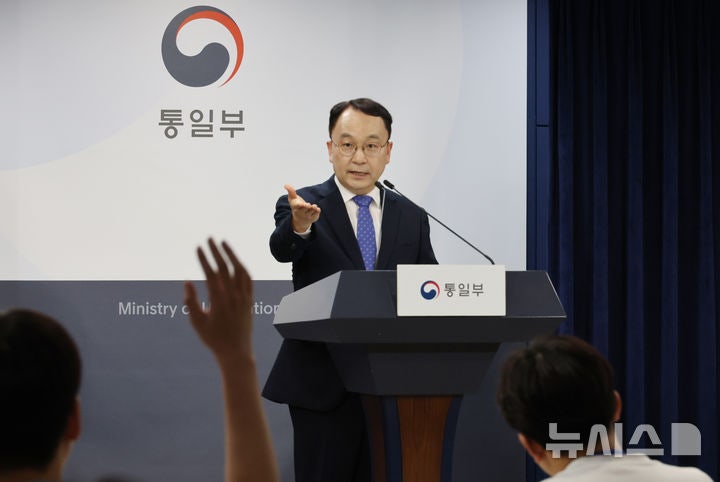 기자들 질문 받는 <b>구병삼</b> <b>통일부</b> <b>대변인</b>