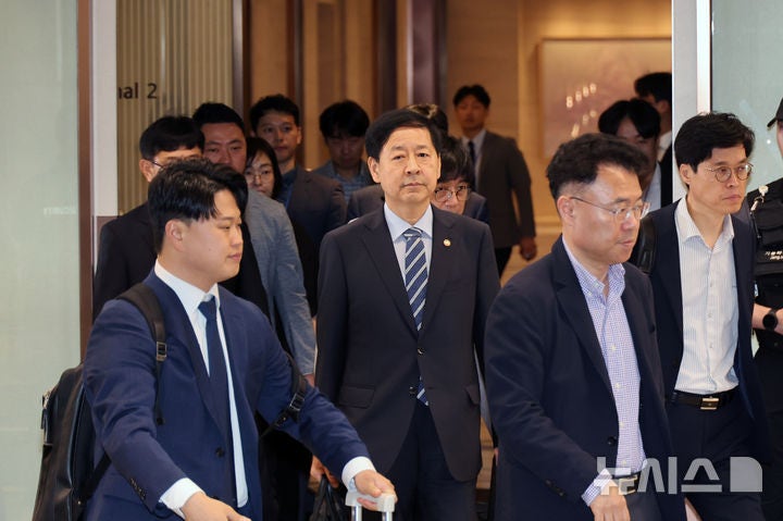<b>구윤철</b>, <b>한미</b> 관세 <b>협상</b> 오늘 출국…발효 전 베선트와 '최종 담판'