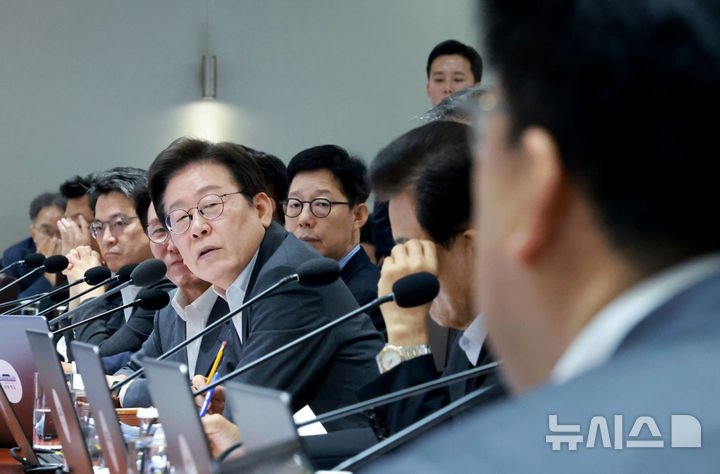 [서울=뉴시스] 최동준 기자 = 이재명 대통령이 29일 서울 용산 대통령실 청사에서 열린 국무회의에서 참석자들과 중대재해 반복 발생 근절 대책 관련 토론을 하고 있다. (대통령실통신사진기자단) 2025.07.29.