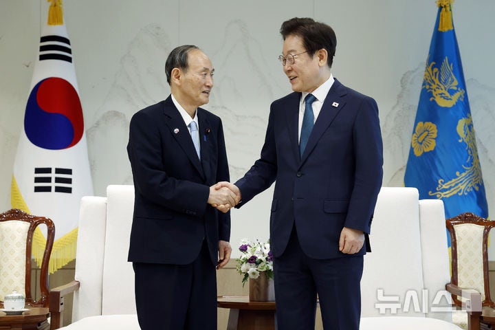 李대통령, <b>스가</b> 전 日총리 접견…"<b>한일관계</b> 발전 논의, 美관세 언급 없...