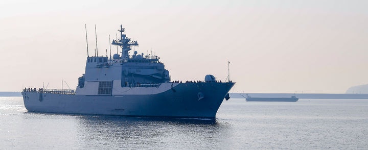 <b>해군 상륙함</b>, <b>진해</b> 입항 중 <b>화재</b>…화상 등 환자 2명 발생