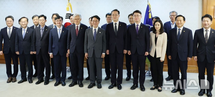 <b>김민석 총리</b>, 차관급 <b>임명장 수여</b>식