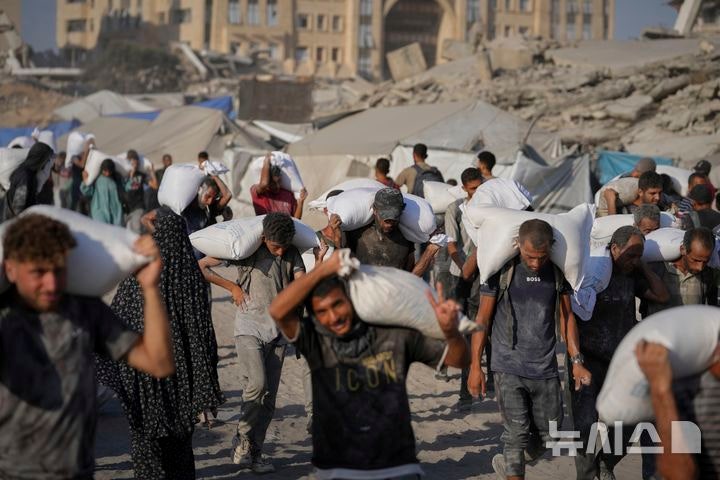 <b>밀가루</b> 자루 메고 돌아가는 팔레스타인 주민들