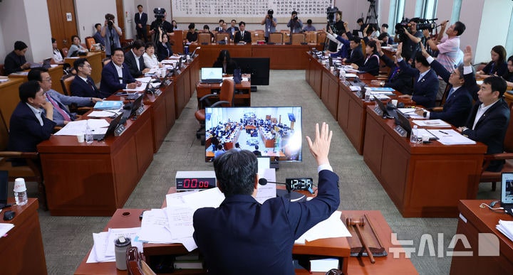 <b>방송3법</b>·<b>노란봉투법</b>·<b>상법</b>, 與 주도 법사위 통과(종합)