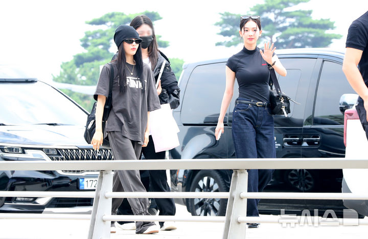 출국하는 <b>에스파</b> <b>닝닝</b>-<b>카리나</b>