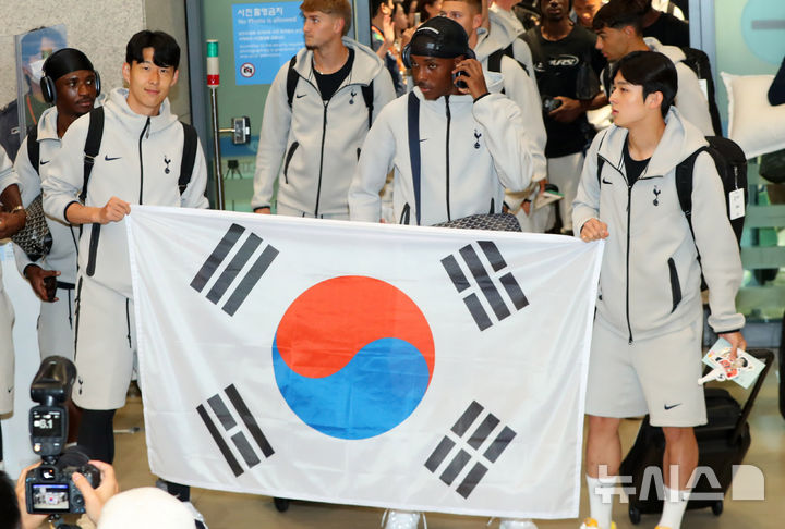 <b>태극기</b> 펼쳐든 <b>손흥민</b>-<b>양민혁</b>