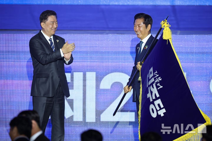 민주 새 당대표에 <b>정청래</b>…"국힘 처벌하고 단죄할 것"(종합)