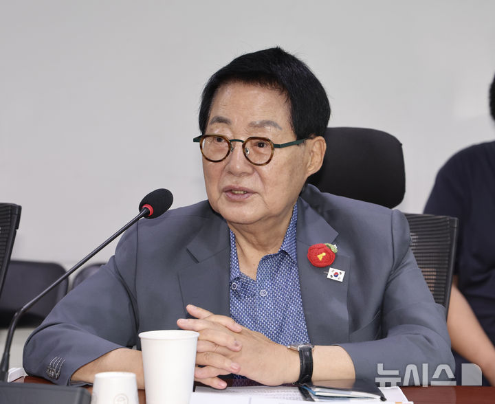 [서울=뉴시스] 김명년 기자 = 박지원 더불어민주당 의원이 10일 오전 서울 여의도 국회 의원회관에서 열린 '농산물 유통시장의 진단과 대응방안 모색 : 농업혁신포럼 전문가 초청 강연'에서 발언하고 있다  2025.0