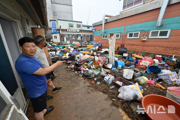 [르포]"온 동네가 잠겨브렀어"…수마 할퀴고 간 <b>함평 읍내</b> 주민들 '망연...