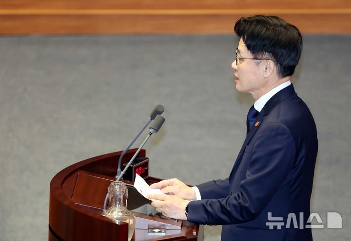<b>인사말</b> 하는 김정관 <b>장관</b>