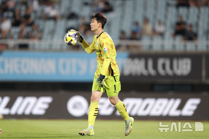 '선방쇼' K리그2 수원 <b>김민준</b>, 23라운드 <b>MVP</b> 선정