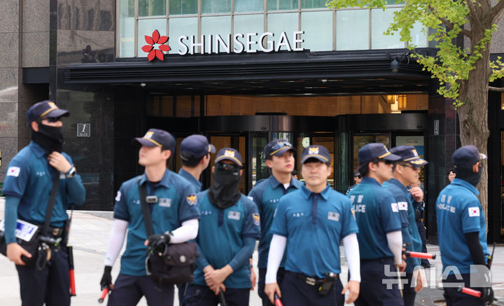 [서울=뉴시스] 권창회 기자 = 5일 오후 서울 중구 신세계백화점 본점에 폭발물을 설치했다는 신고가 접수돼 경찰이 주변을 통제하고 있다. 2025.08.05. kch0523@newsis.com