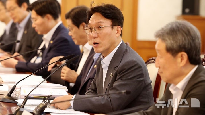 김 <b>총리</b> "李 대통령 규제 문제에 특별한 관심…보건의료 분야 살펴볼 것...