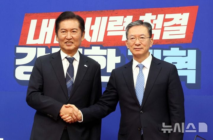 <b>정청래</b>, <b>정성호</b> 만나 "국민과 당원 만족할 검찰개혁 해내실 것"