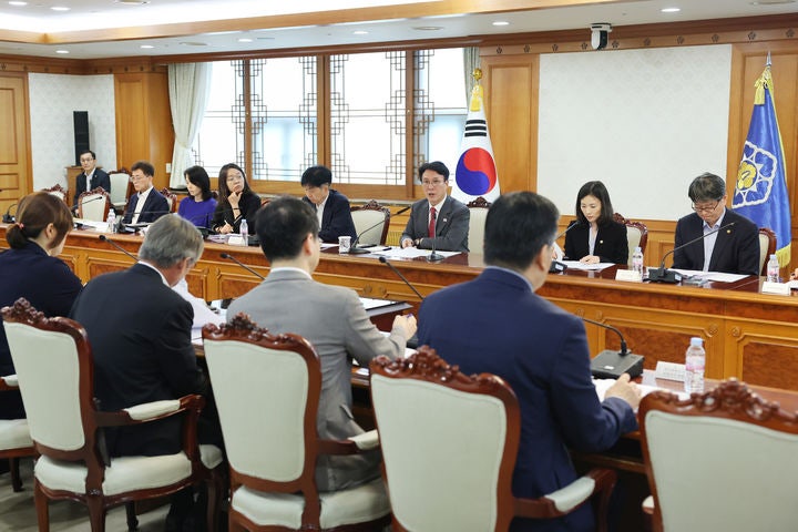중국 단체관광객 무비자 입국 허용, 내수 진작 효과 기대