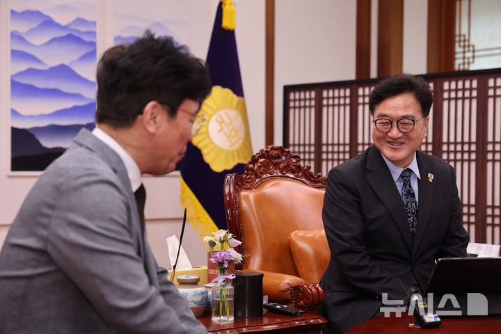 <b>김영훈</b> 장관과 대화 나누는 <b>우원식</b> 의장