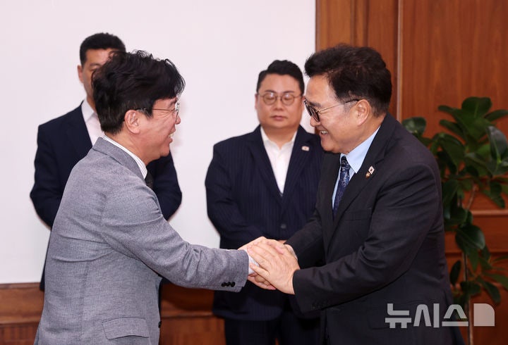 악수하는 <b>김영훈</b> 장관과 <b>우원식</b> 의장