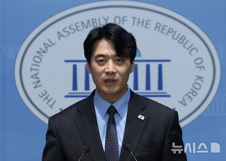 [서울=뉴시스] 김명년 기자 = 한준호 더불어민주당 정치검찰 조작 기소 대응 태스크포스(TF) 단장이 지난 6일 오후 서울 여의도 국회 소통관에서 '정치검찰 조작기소대응TF 긴급 기자회견'을 열고 발언하고 있다. 2