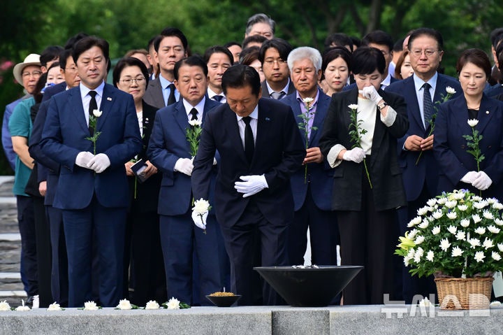 <b>정청래</b>, 노무현 전 <b>대통령</b> 묘역 참배… 방명록엔 "잘하겠습니다" [뉴시...