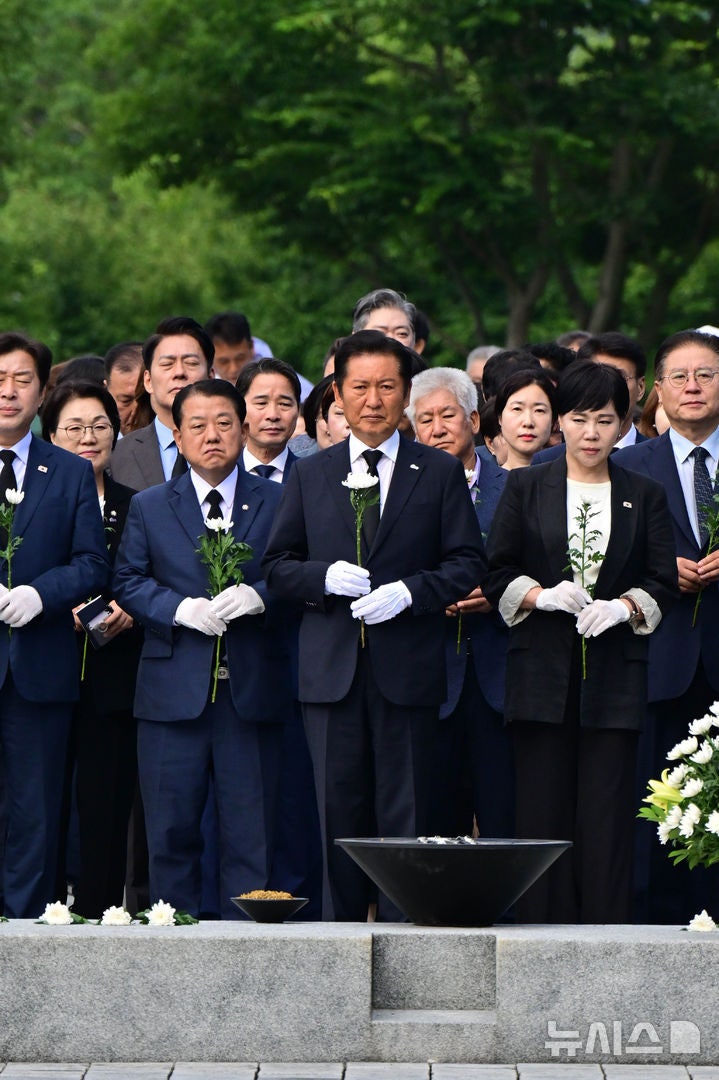 <b>정청래</b>, <b>노무현</b> 전 대통령 <b>묘역 참배</b>…"잘 하겠다"