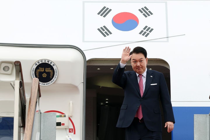 특검 "윤 <b>체포영장</b> 효력 만료…조사 없이 기소도 <b>검토</b>"