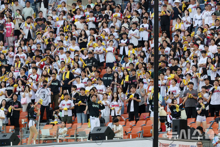 LG-<b>한화</b> 빅매치에 잠실은 만원…KBO, 역대 최소 경기 900만 관중 돌파