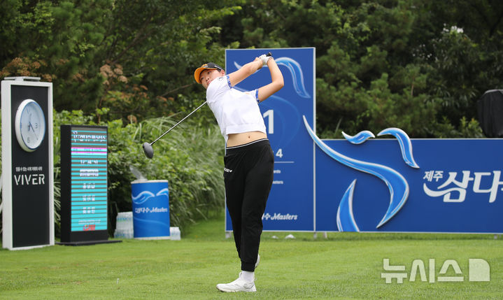 <b>윤이나</b>, KLPGA 제주<b>삼다수 마스터스</b> 2R 선두…2연패 도전 순항