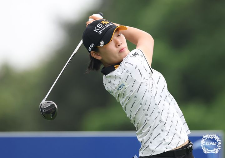 '36홀 노보기' <b>윤이나</b>, KLPGA 제주삼다수 2R <b>단독 선두</b> 도약(종합)