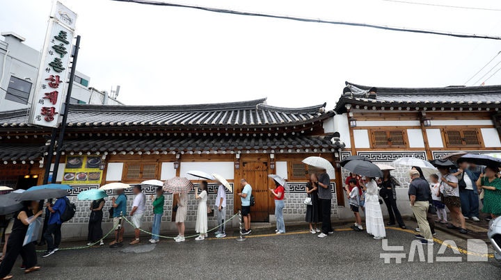 궂은 날씨에도 <b>말복</b>에 <b>삼계탕</b> 가게 찾은 시민들